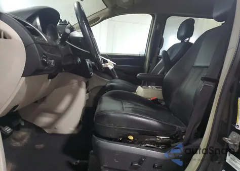 2014 Chrysler Town & Country Touring z USA, uszkodzony, nr VIN 2C4RC1BG5ER221542